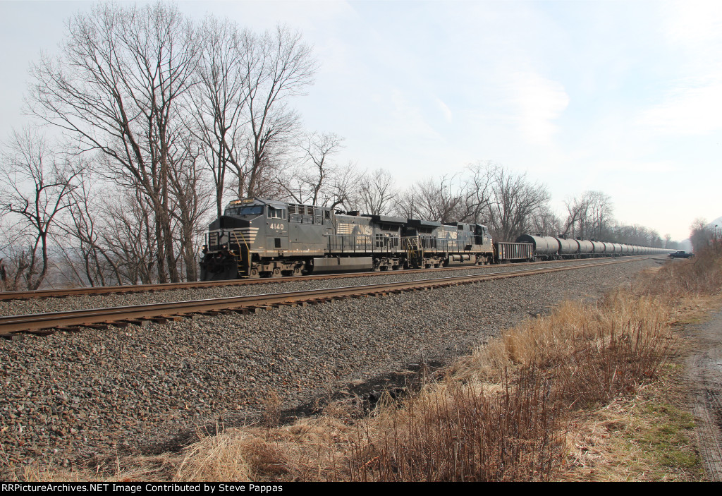 NS 4140 takes train 67R west